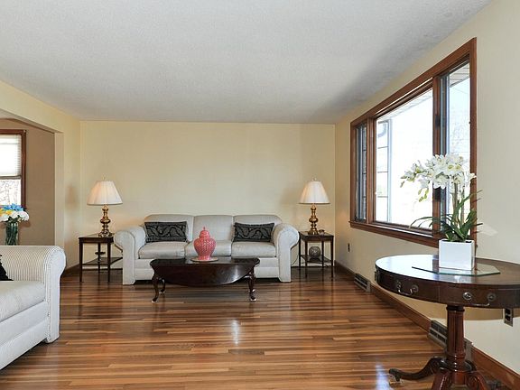 Living Room / Picture Window
