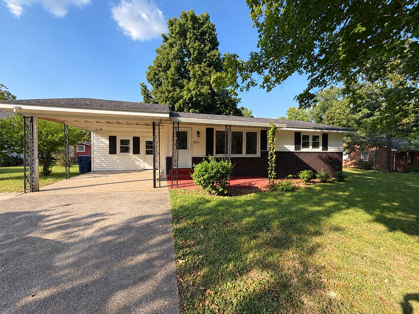 3 bedroom house in Benton — Photo 1
