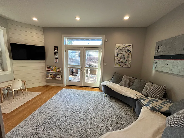2242 W Melrose St — Photo 7