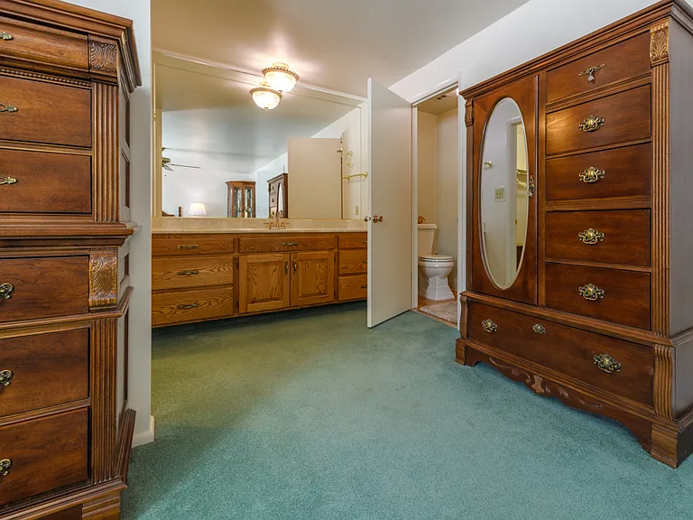 3930 Gramercy Ave — Photo 6
