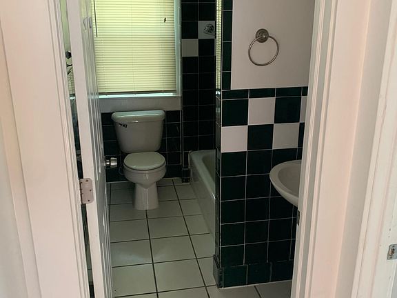Full bath room on 2nd floor