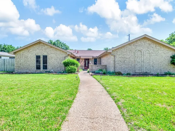 621 Robindale Dr, Bedford, TX 76022