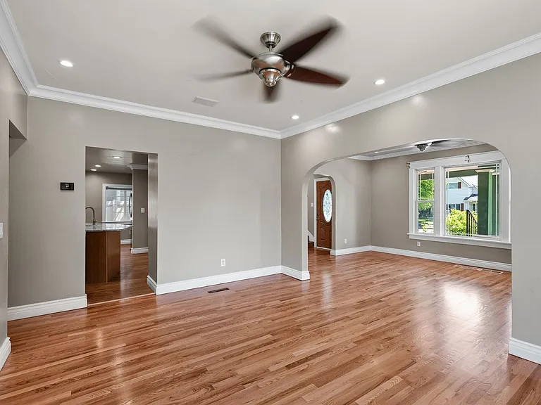 1028 W Chelan Ave — Photo 9