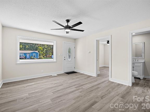 5th image of 105 Dogwood St