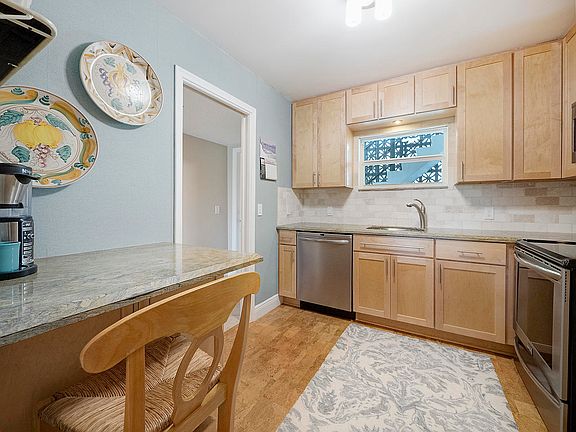 3rd image of 208 S Lakeside Dr APT 203