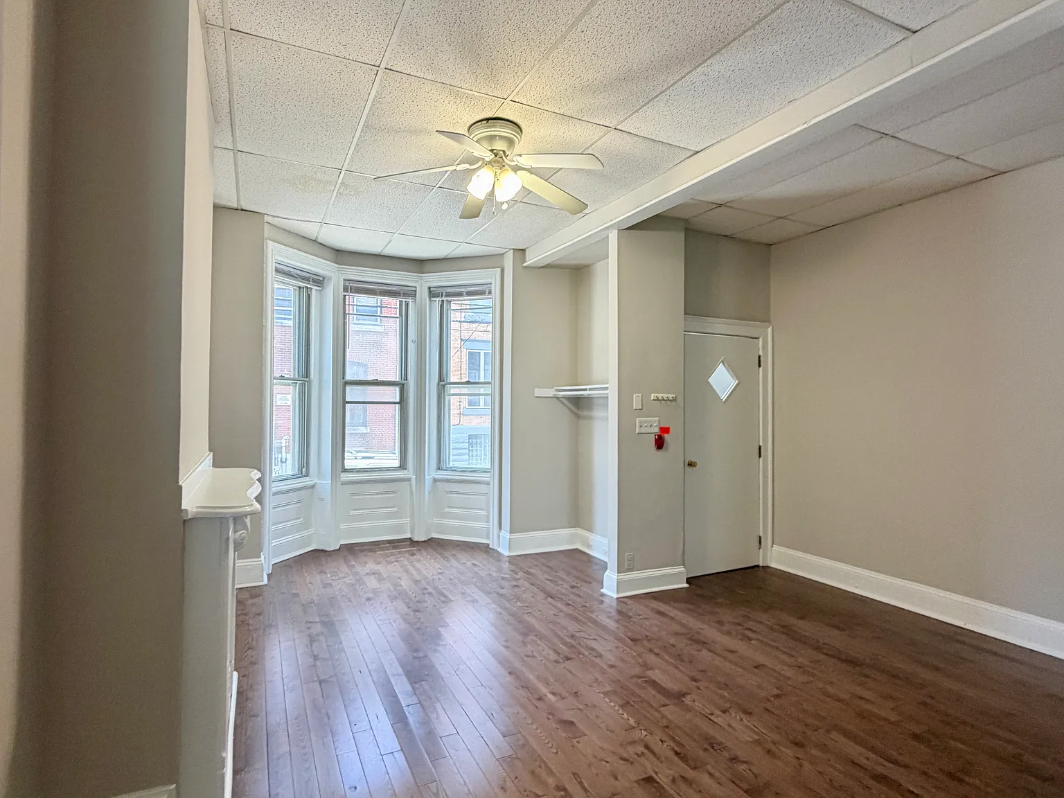 5 bed, 2054 sqft, $4,925 — Photo 2