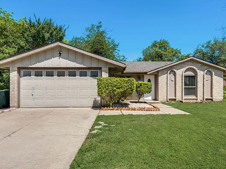 901 Hudson Dr — Photo 1