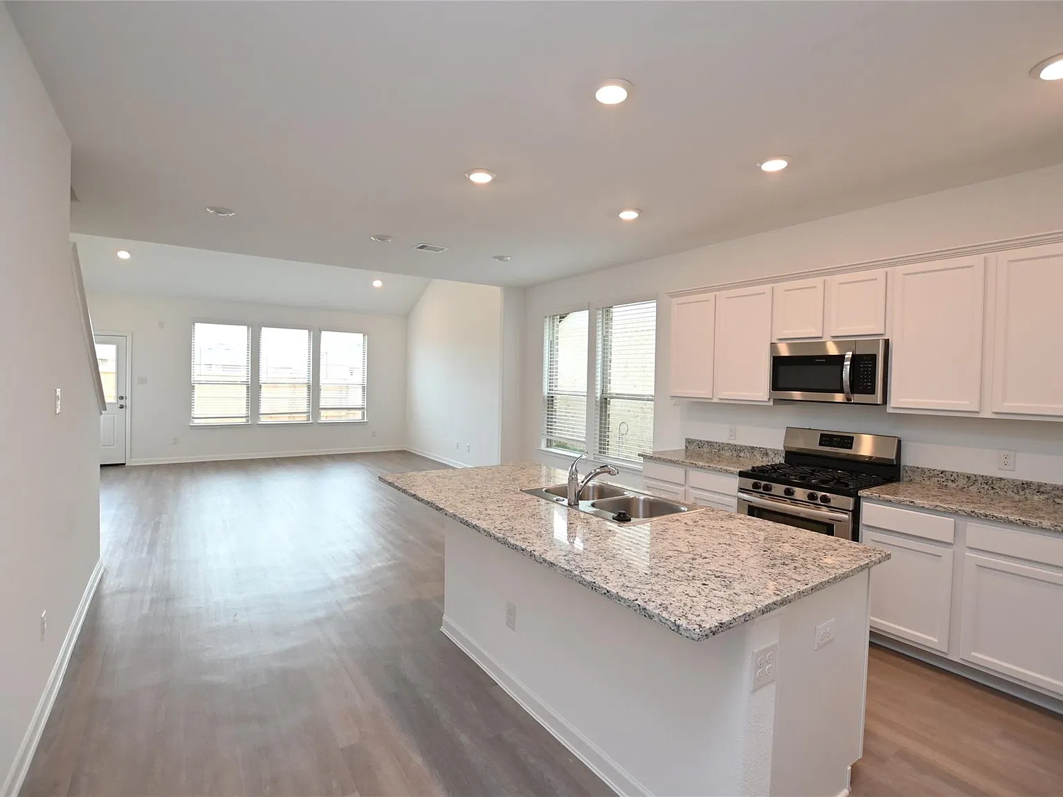 4 bed, 2.5 bath, 2434 sqft, $2,100 — Photo 4