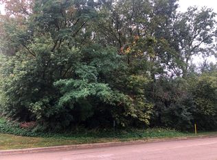 902 Atkinson Rd, Lake Bluff, IL 60044