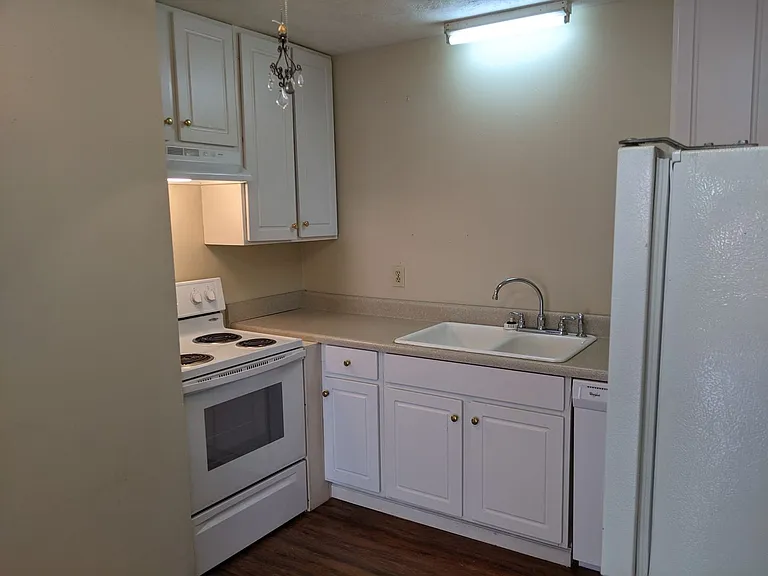 102 McConnell St — Photo 22