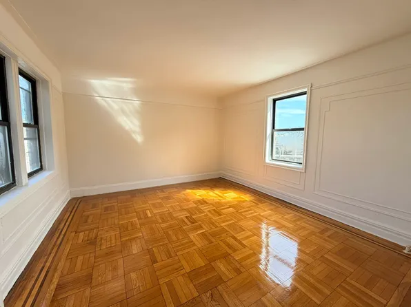 655 Pelham Parkway North image 1 of 9