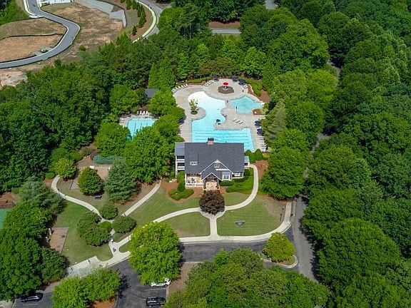 2nd image of 205 Lakeside Pl