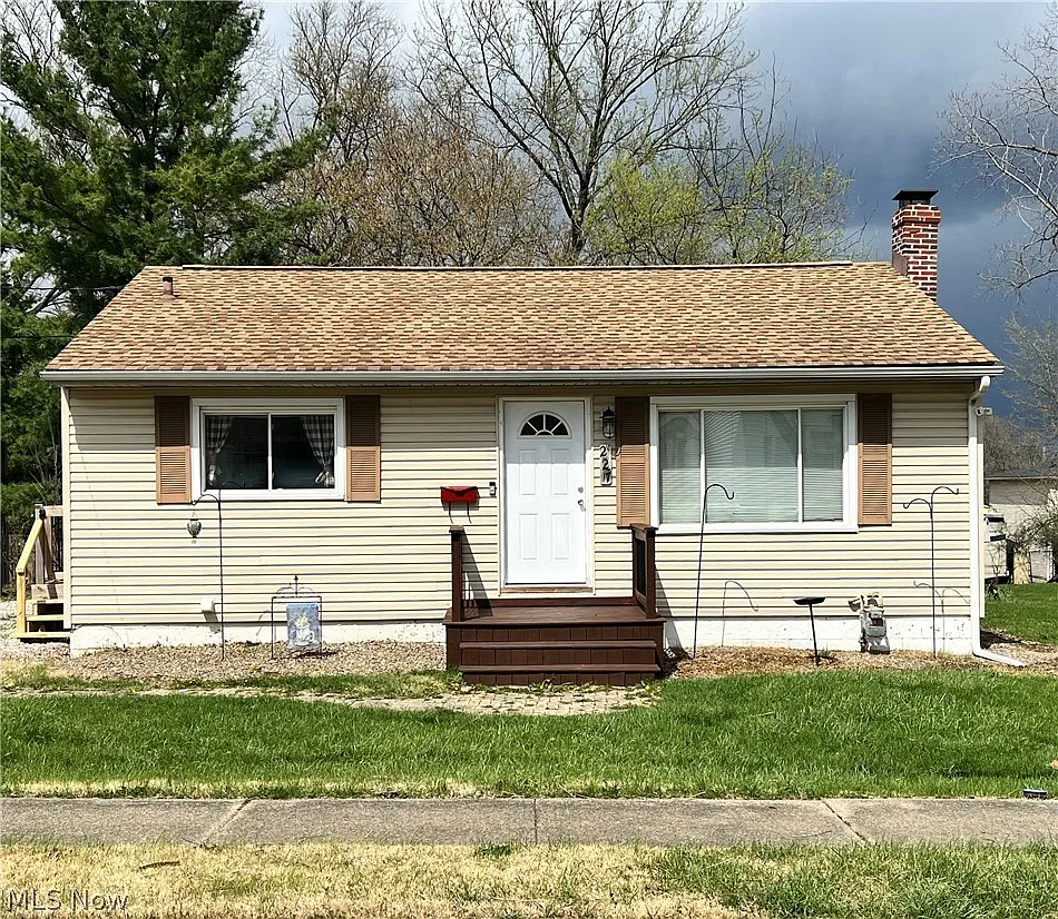 227 Howard St photo 1