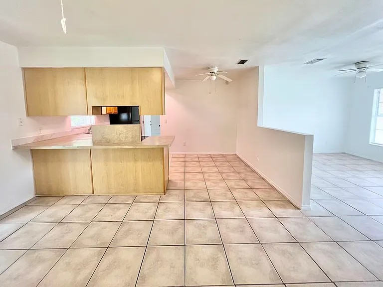 319 Autumn Dr — Photo 5