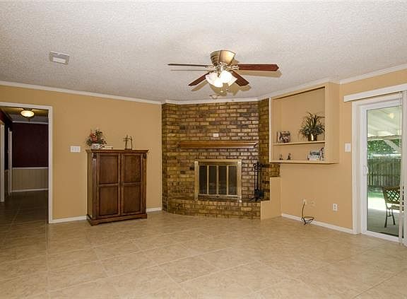 4th image of 3020 Hillcrest Dr