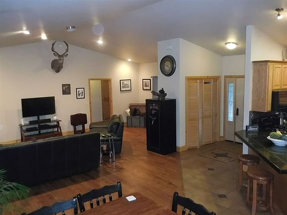 4th image of 3419 Hill Crest Dr