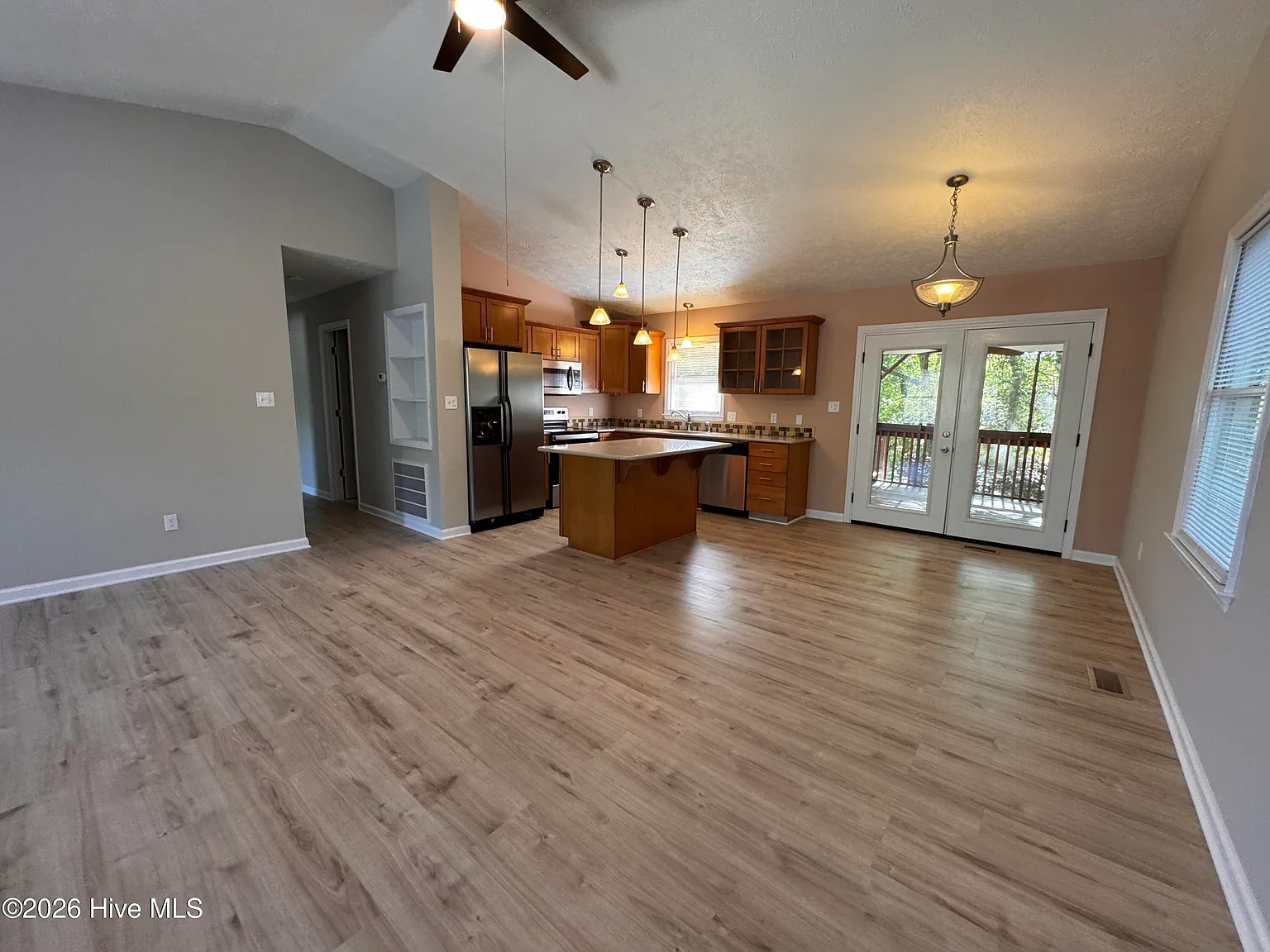3 bed, 2.0 bath, $2,500 — Photo 4