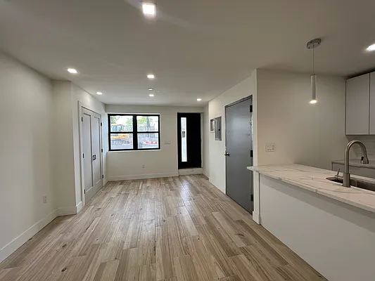 Rented by Trademarko Realty Inc | media 14