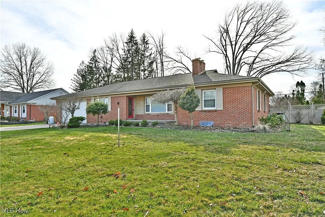 823 Wildwood Dr NE photo 1