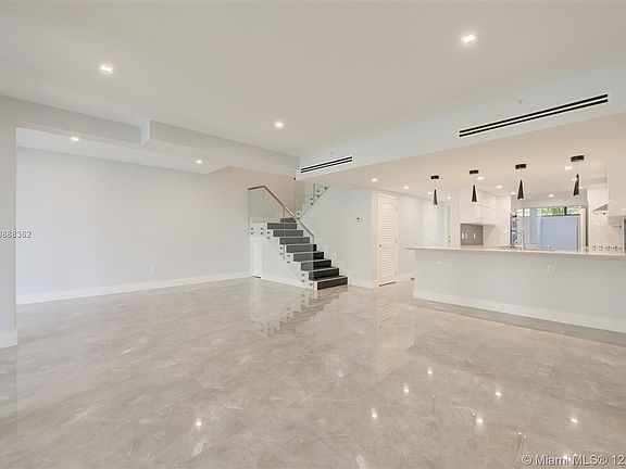 4th image of 422 SE Poinciana Dr #1711
