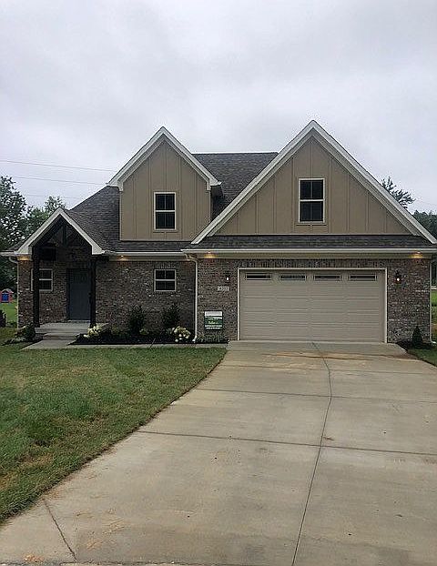 4Bd / 2.5 Bath 2001 sqft