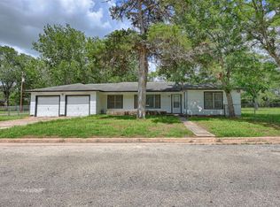 401 S Market St, Hallettsville, TX 77964