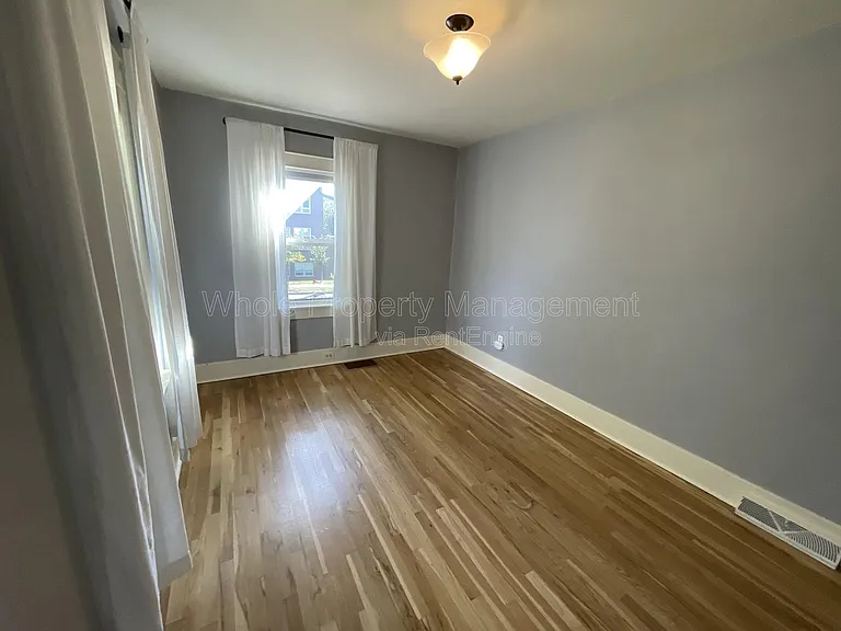 4909 Beach Ct — Photo 36
