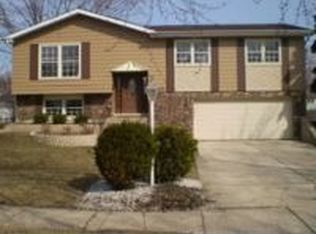 1095 Oxford Ln, Wheaton, IL 60189