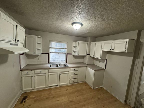 3rd image of 3618 Chestnut Ave