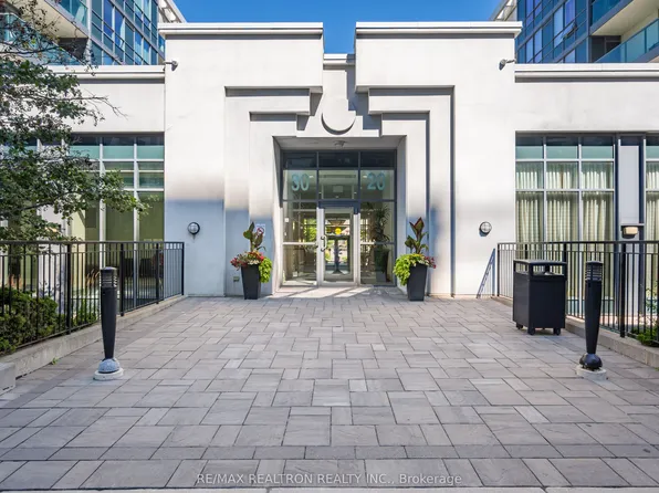 20 N Park Rd #1110, Vaughan, ON L4J 0G7