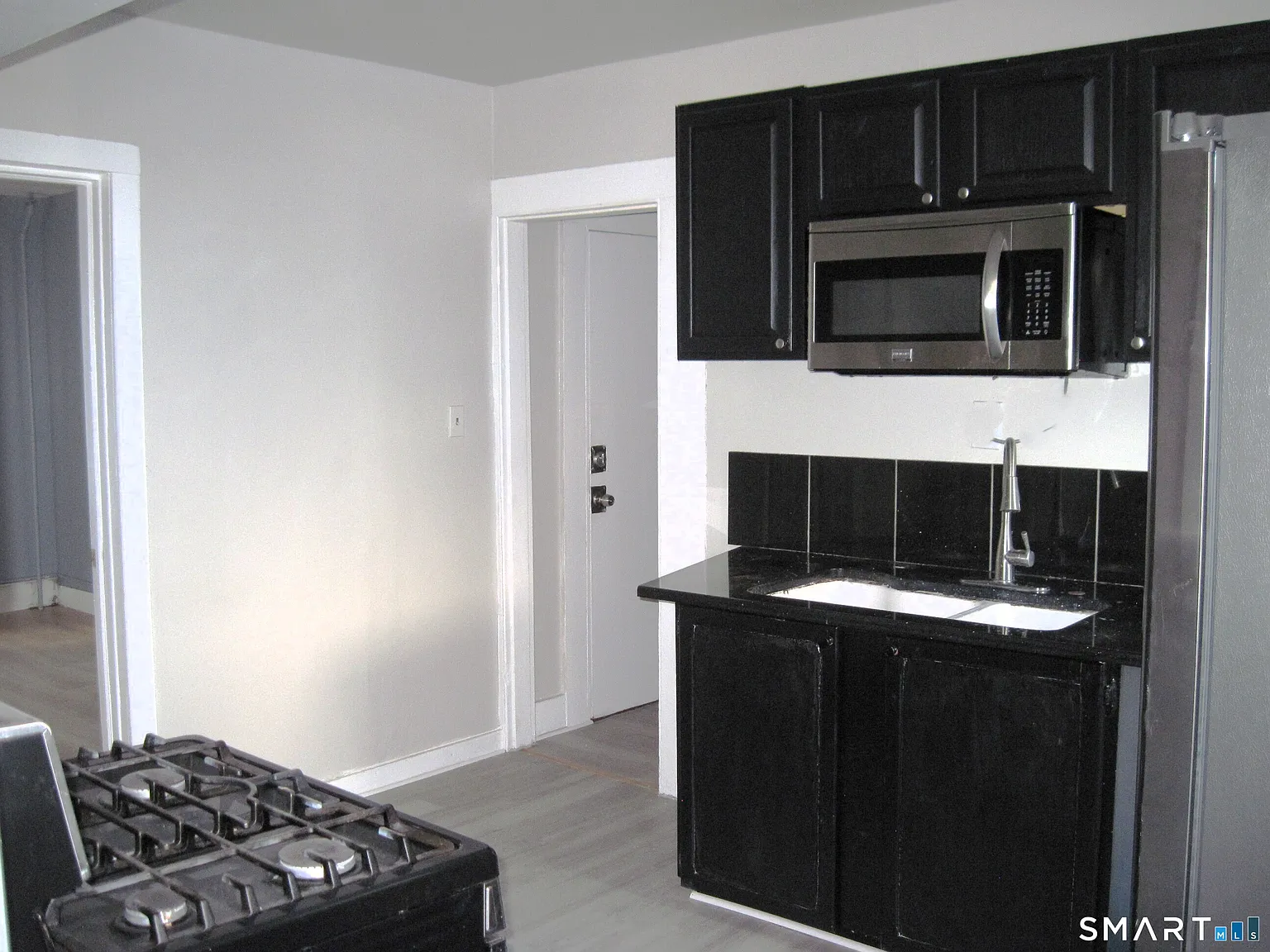 3 bed, 3.0 bath, 3095 sqft, $1,600 — Photo 2