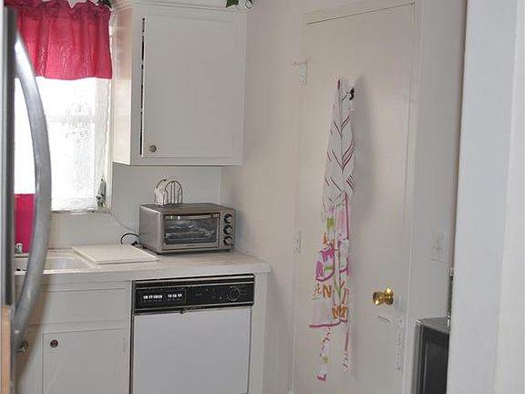 2nd image of 4142 N Jefferson Ave APT 5A