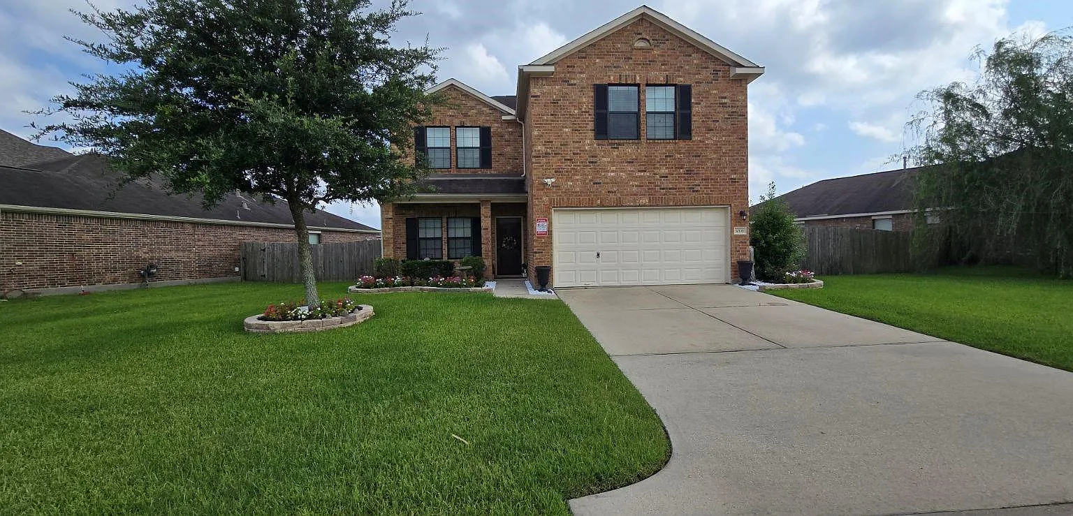 4 bed, 2.5 bath, 2430 sqft, $2,500 — Photo 1
