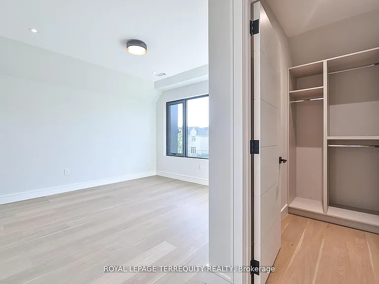 741 Woburn Ave — Photo 28
