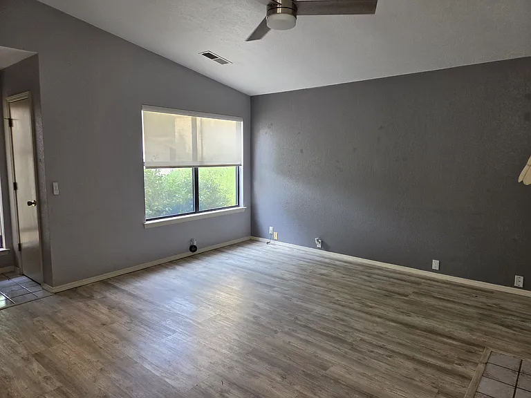 10825 Central Park Dr NE — Photo 2