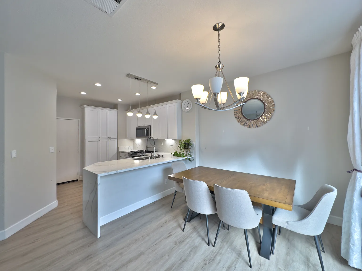 3 bed, 2.5 bath, 1321 sqft, $4,300 — Photo 3