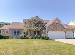 2 Hodgehaven Cir, Bloomington, IL 61704
