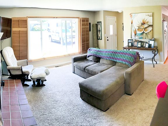 Living Room/Front Entry