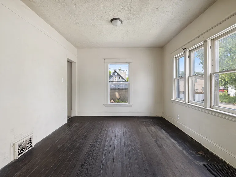 135 E Bowman St — Photo 6