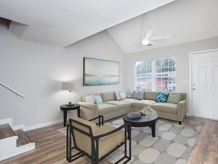 353 Crown Point Dr — Photo 2