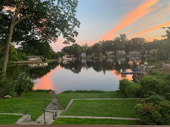 1005 Lakeside Dr, Bridgeport, CT 06606