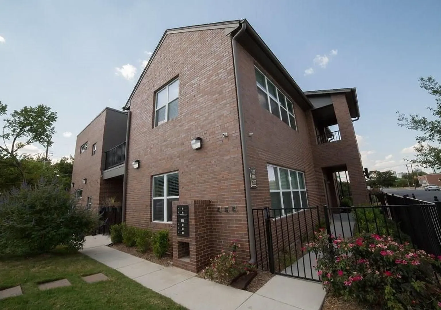 College Ave Apartments — Photo 1