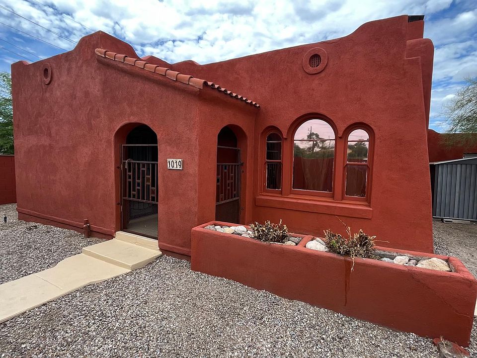 Front view, fully fenced front and back yard