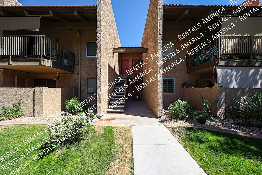 Building Photo - 5525 E Thomas Rd #I3