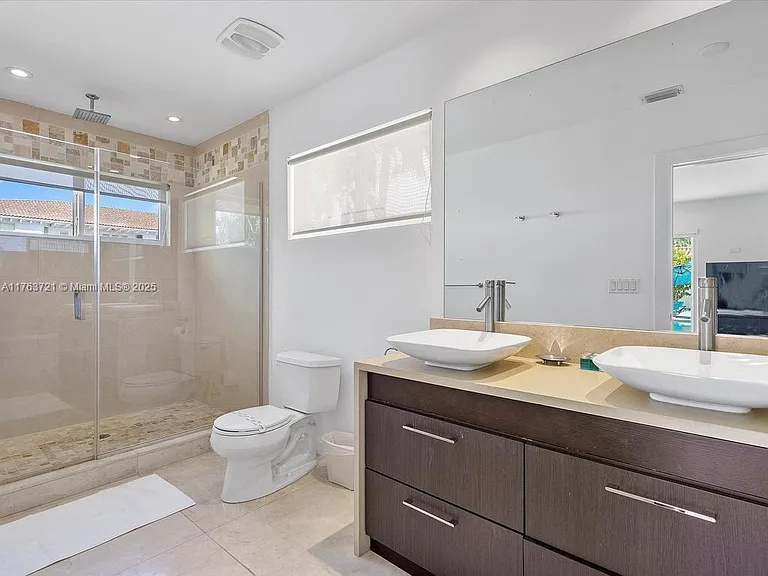 16473 NE 31st Ave — Photo 14