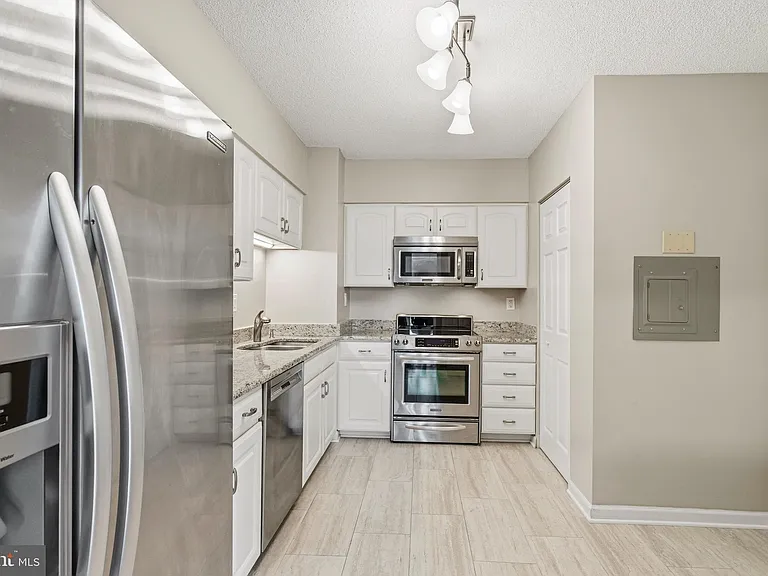 400 Madison St #310 — Photo 14