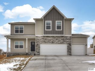 6421 Centennial Rd, Papillion, NE 68133