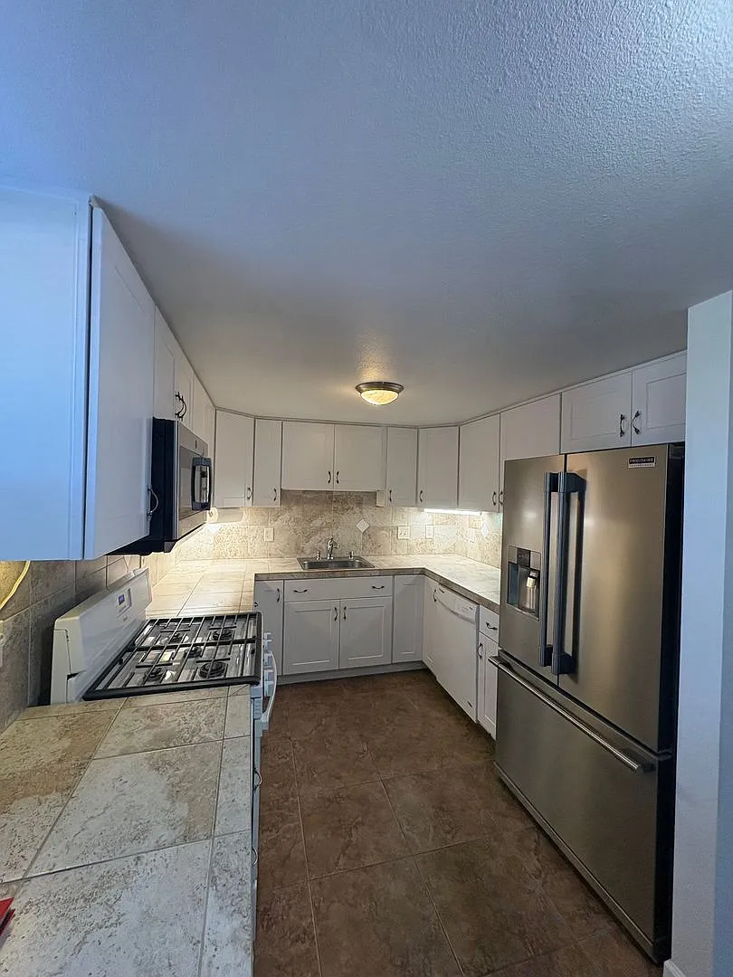 No Utilities Studio apartment with full Kitchen and Laundry — Photo 3
