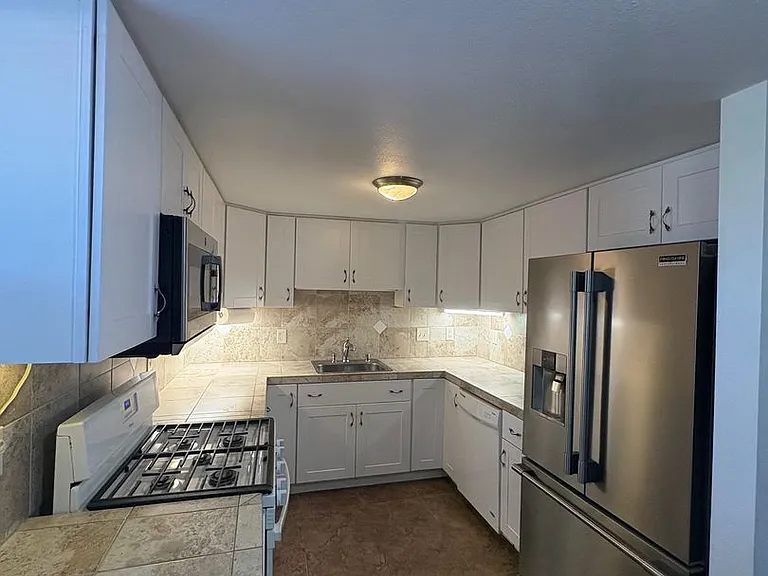 1131 Hunter Lake Dr — Photo 3
