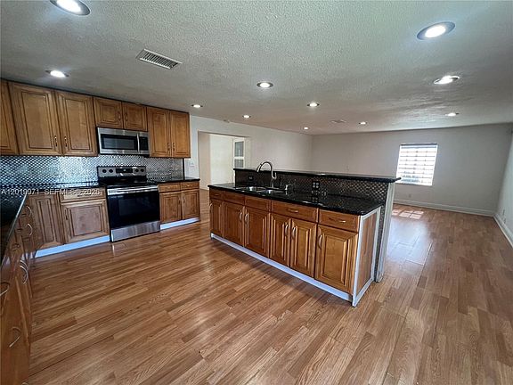 4th image of 2860 NW 207th St